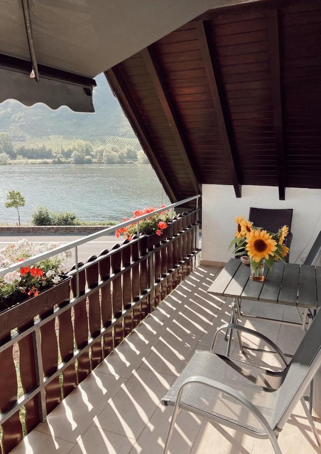 Ferienwohnung Moselflair Mit Direktem Blick Auf Die Mosel Und Weinberge Oberfell Exterior photo